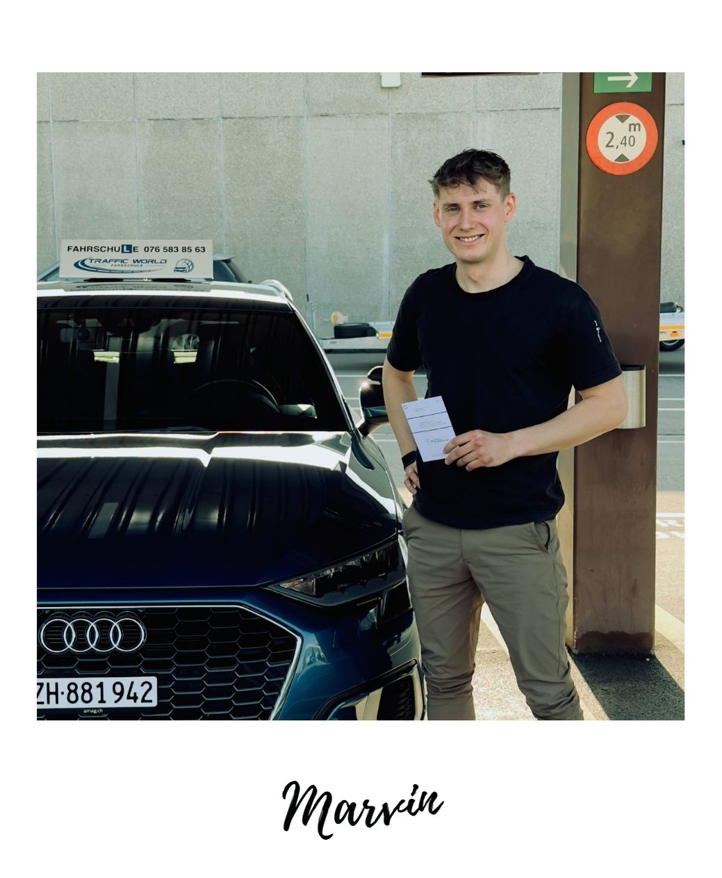 Marvin mit dem Fahrschulfahrzeug von Traffic World