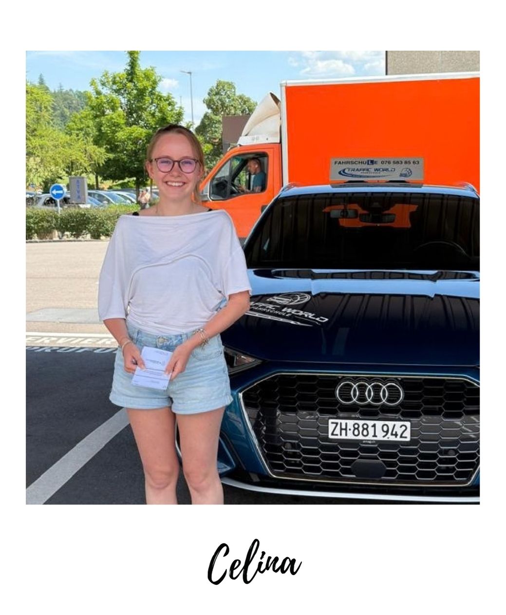 Celina mit dem Fahrschulfahrzeug von Traffic World