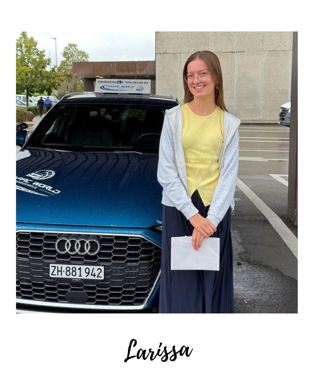 Larissa mit dem Fahrschulfahrzeug von Traffic World
